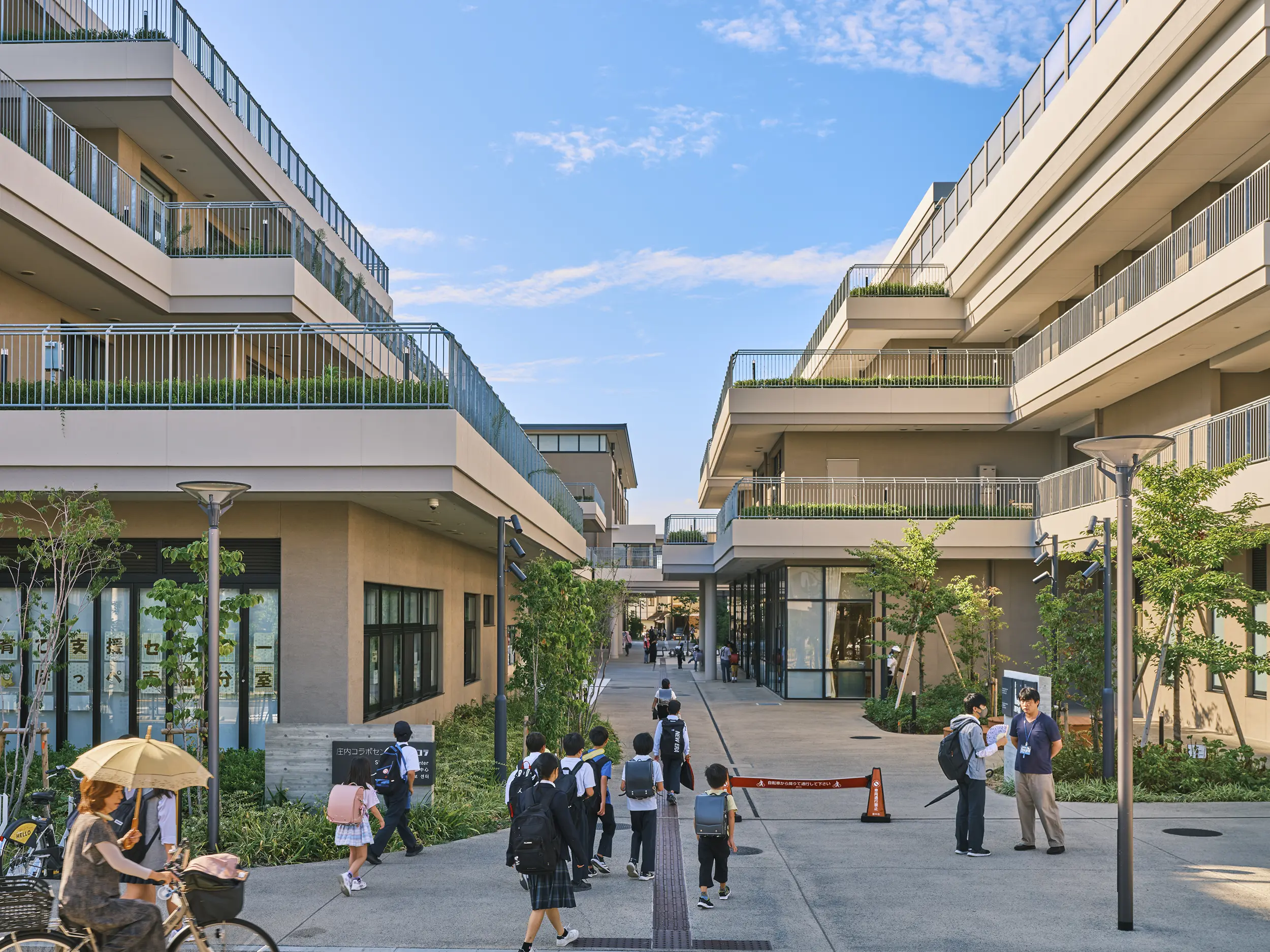 あいさつロード。写真右手が「庄内さくら学園」、左手が「庄内コラボセンター(通称ショコラ)