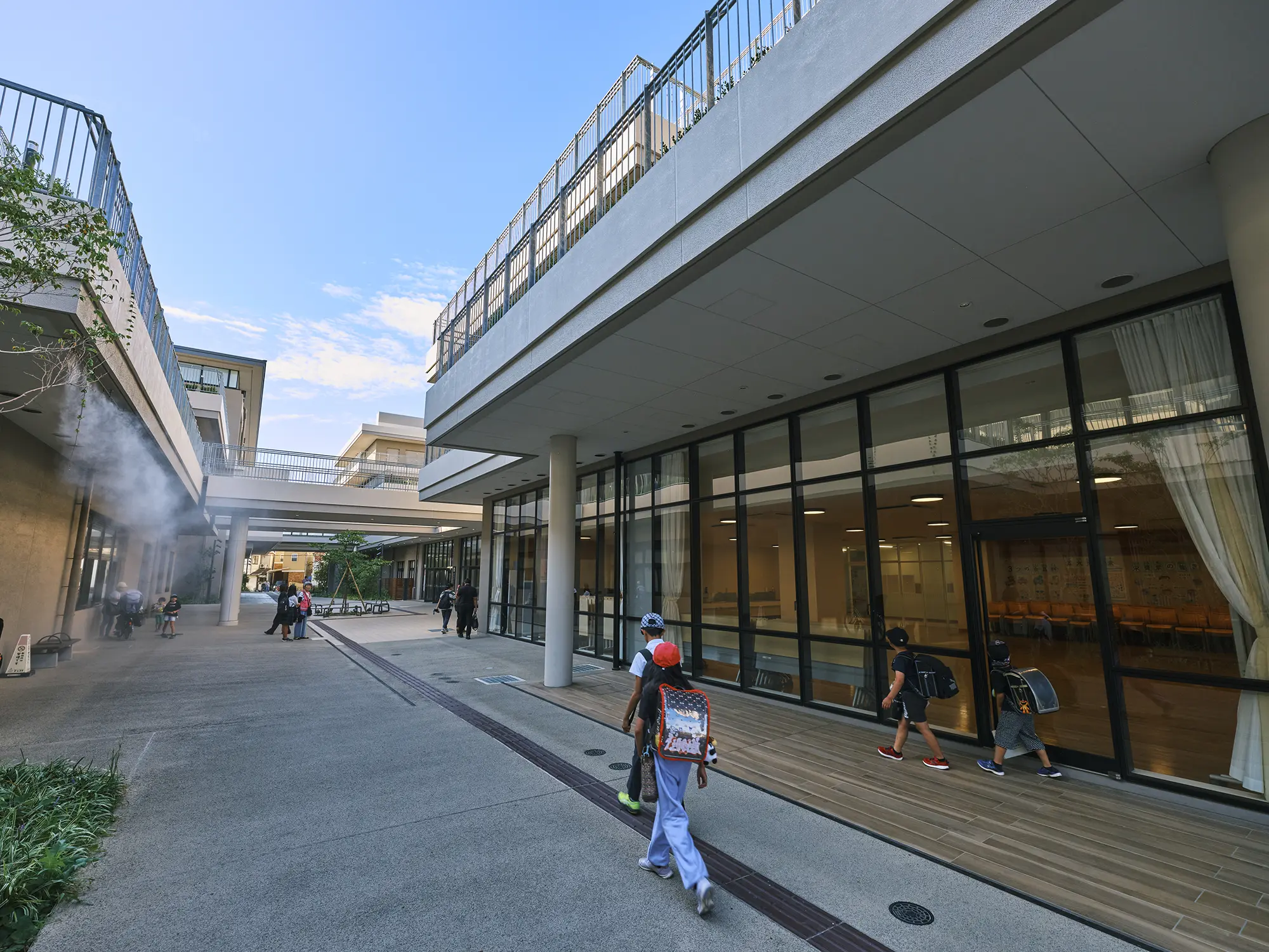 あいさつロードから建物内部での活動の様子が伺える