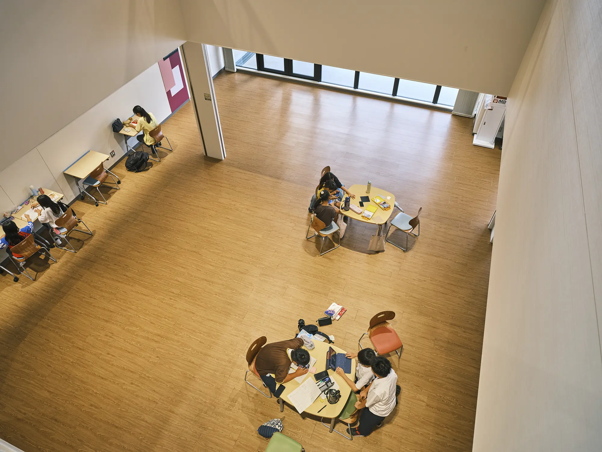 ショコラ4階から3階の休憩スペースを見る