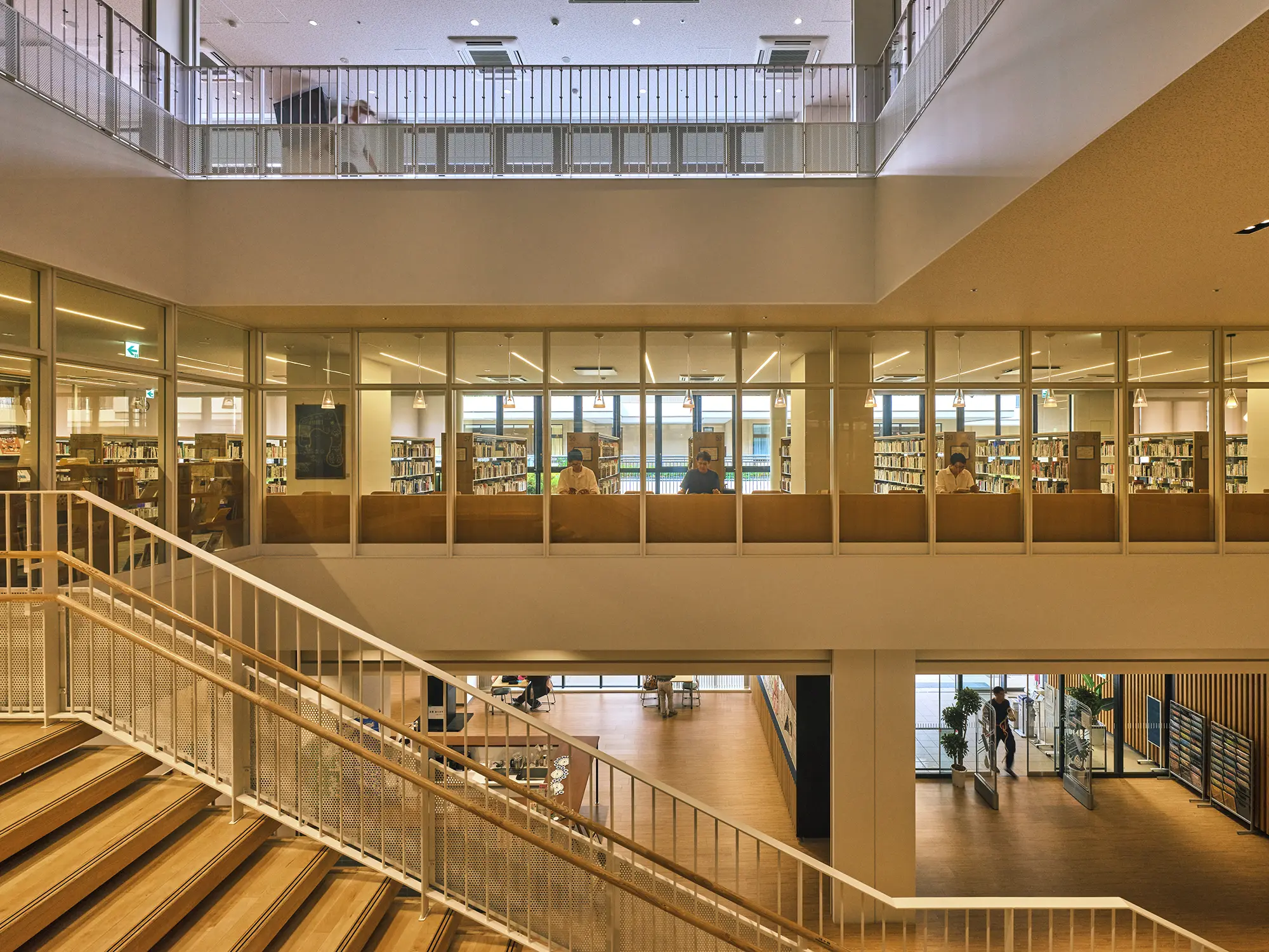 ショコラ2階の吹き抜け越しに図書館を見る