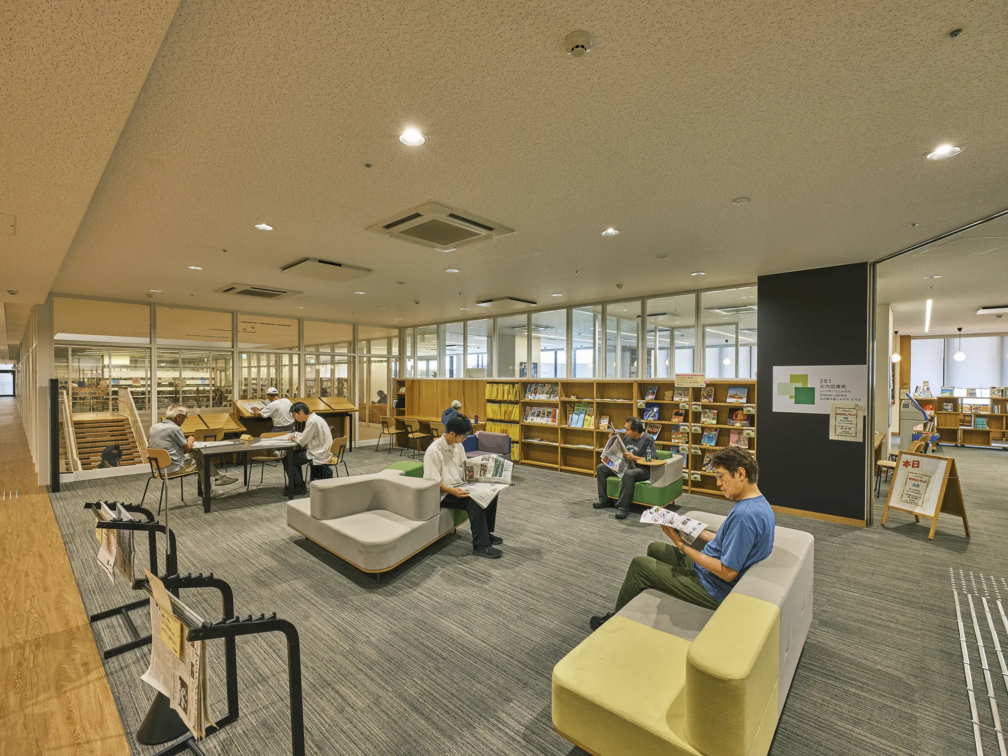 ショコラ図書館前の閲覧スペース