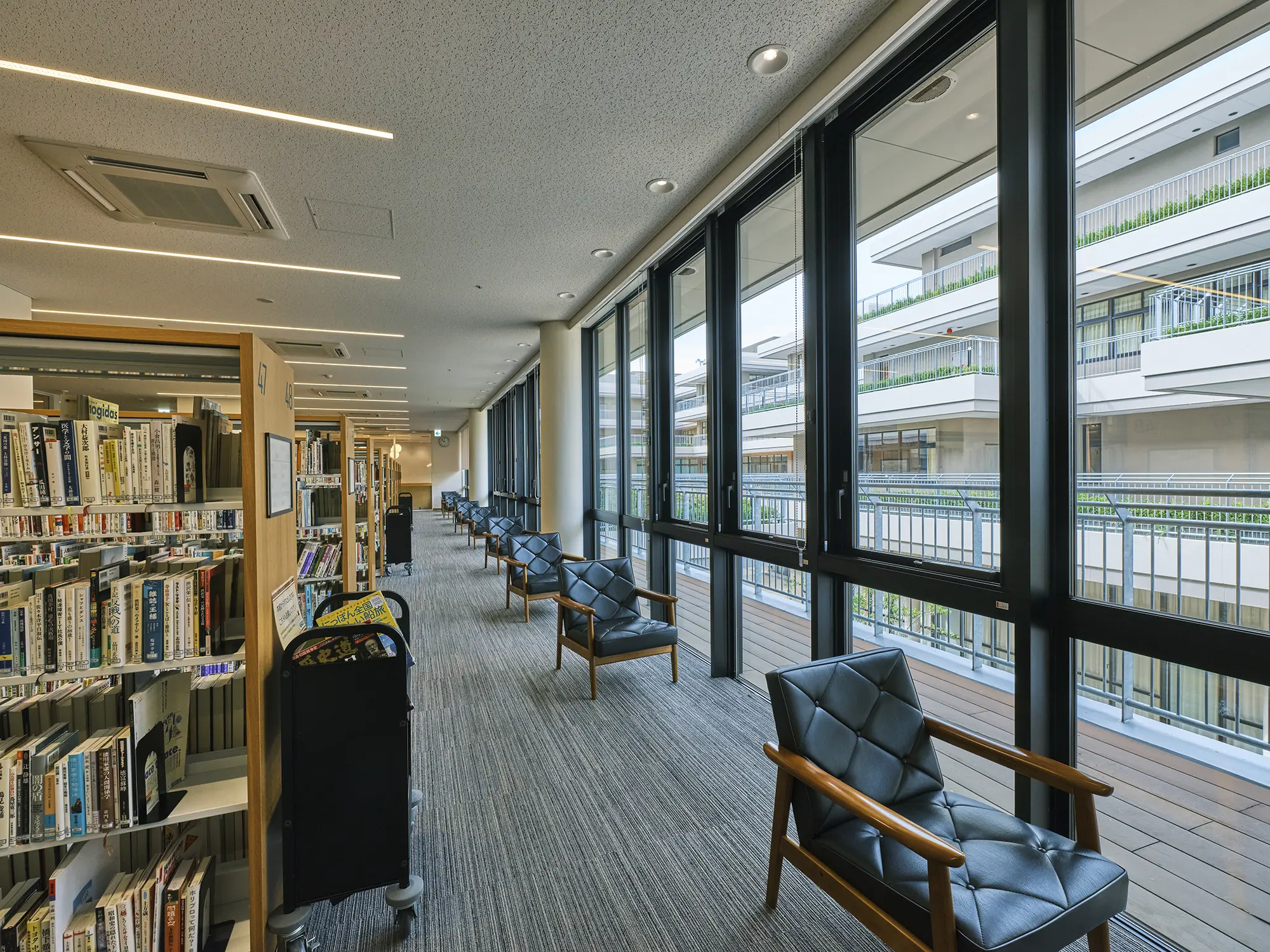 ショコラ図書館内部。窓からはさくら学園が見える