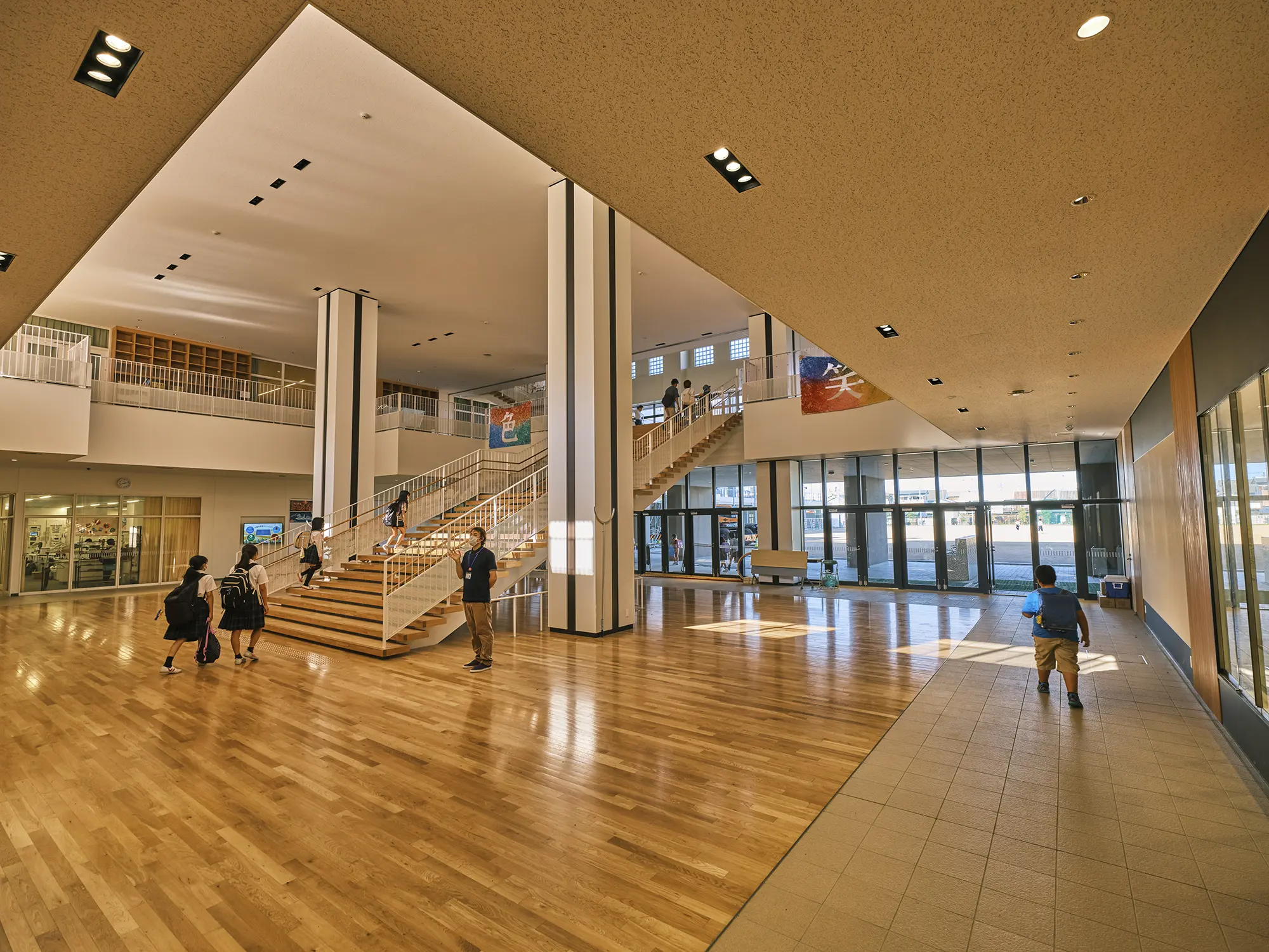 さくら学園1階昇降口前の交流スペース