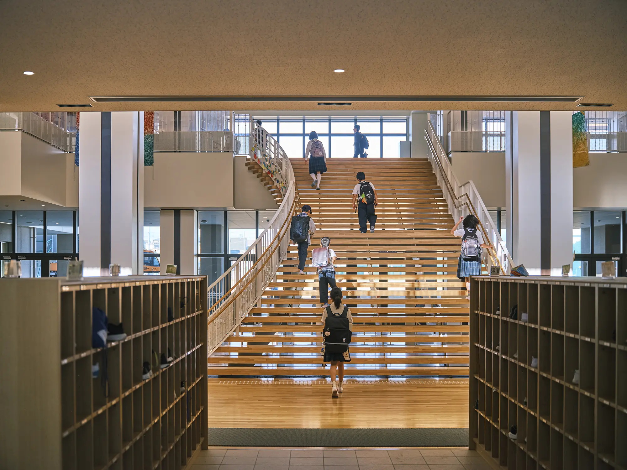 昇降口から大階段を見る