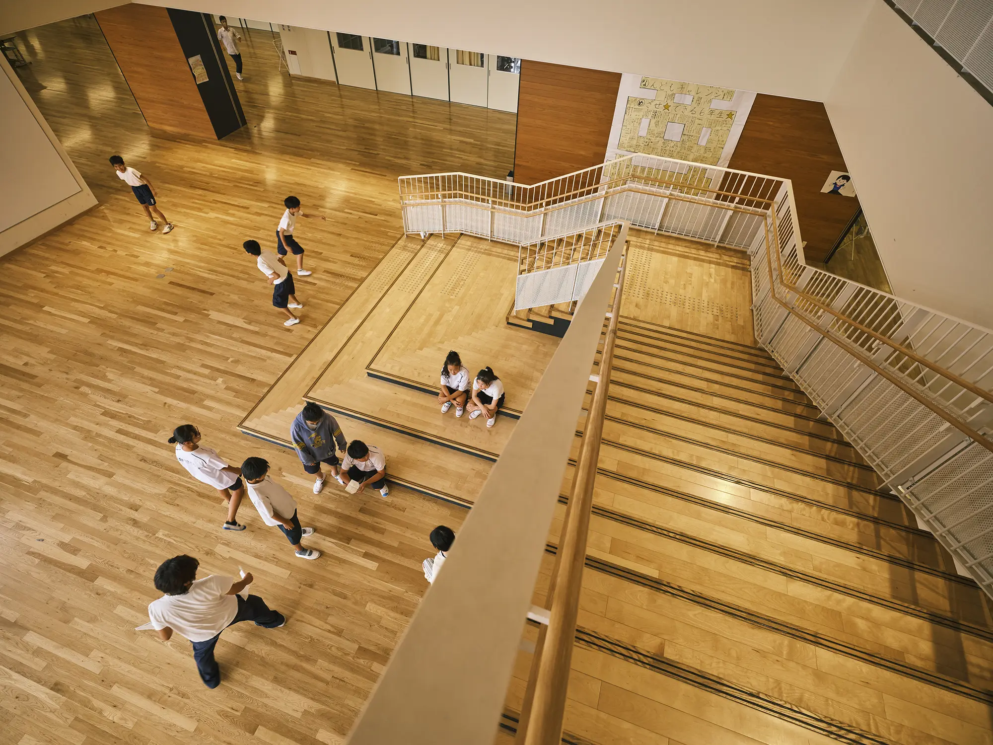 4階からオープンスペースを見下ろす