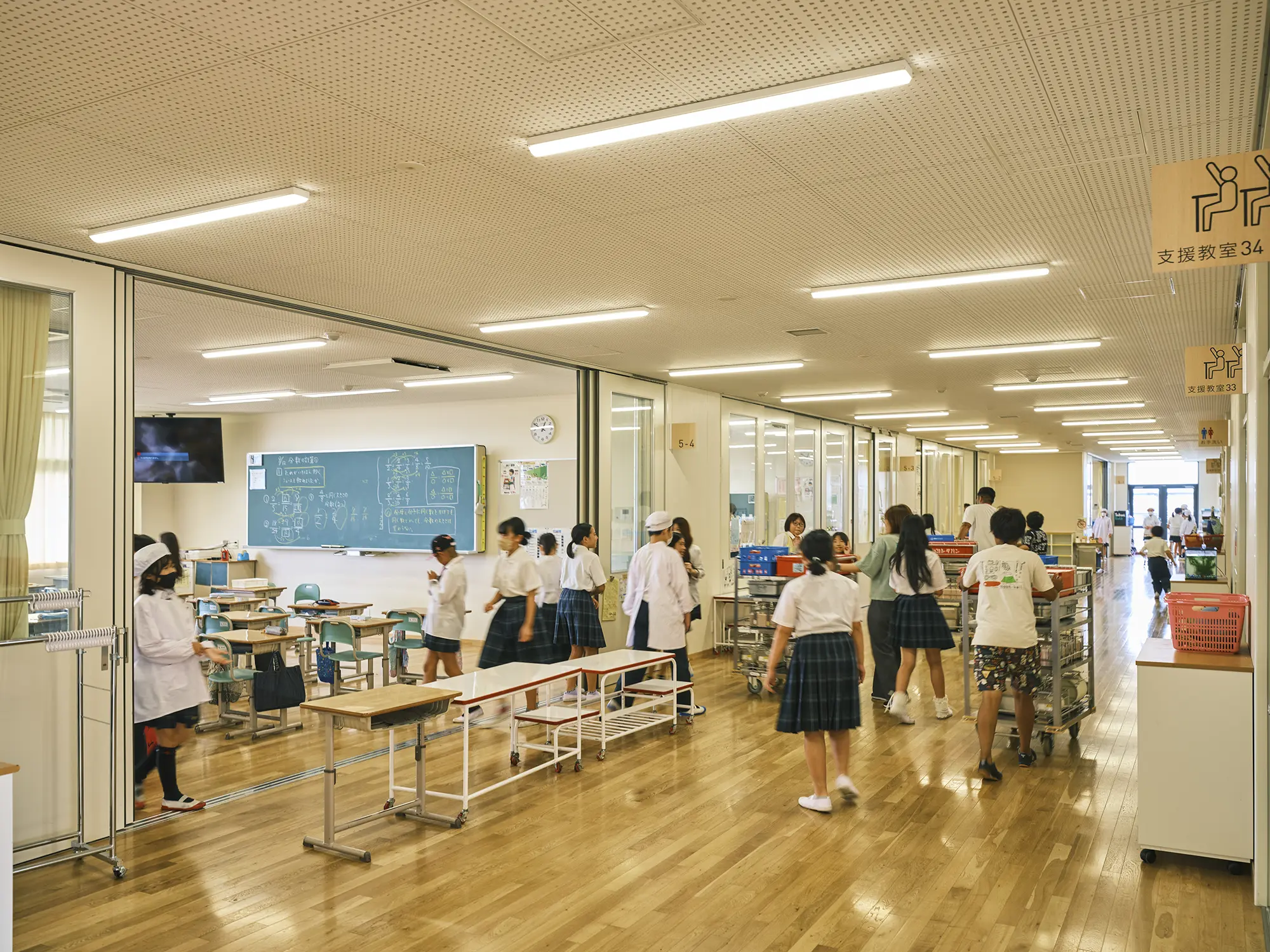 教室と廊下を一体的に利用する