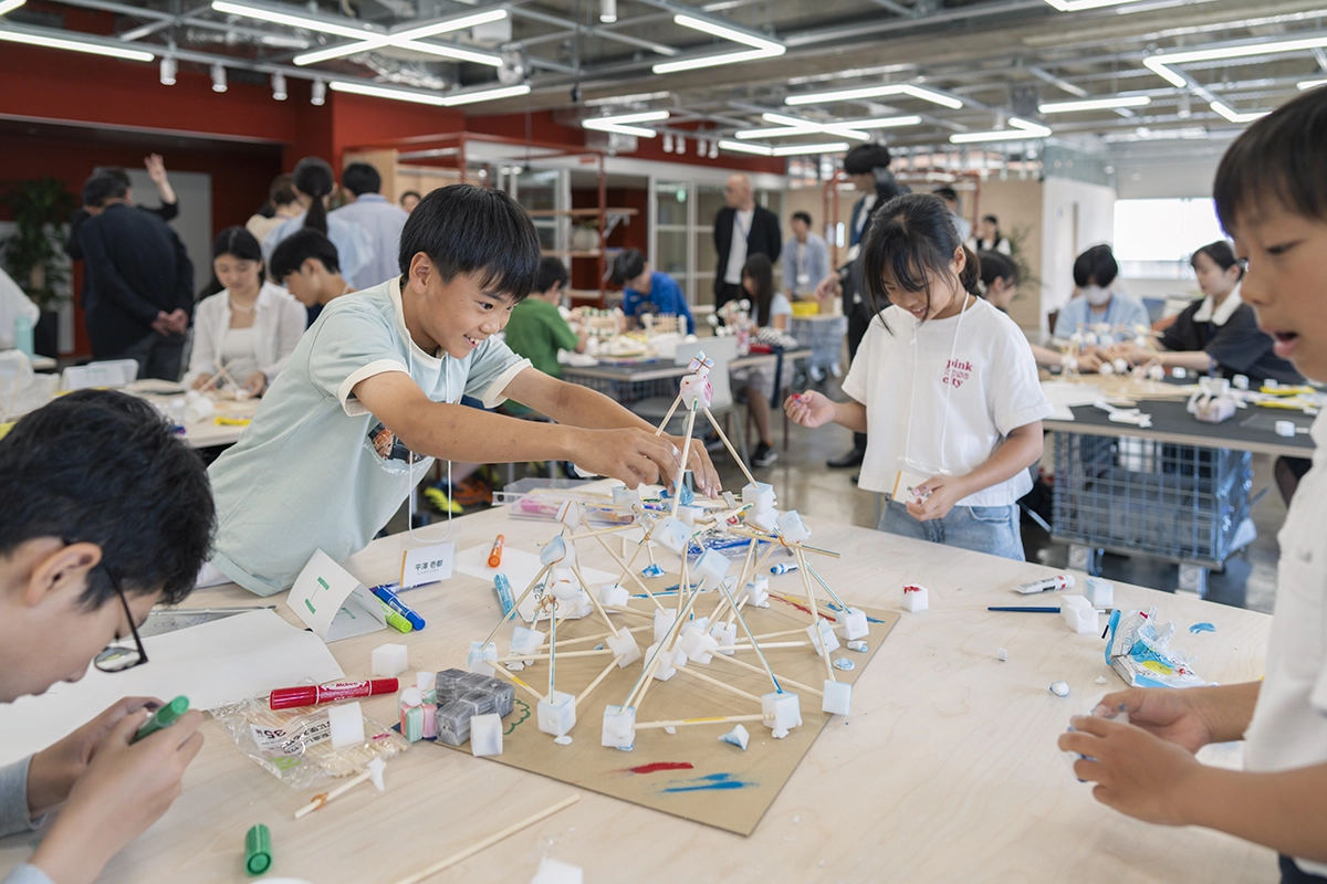 こども建築塾で、仲間と協力して模型を作る様子