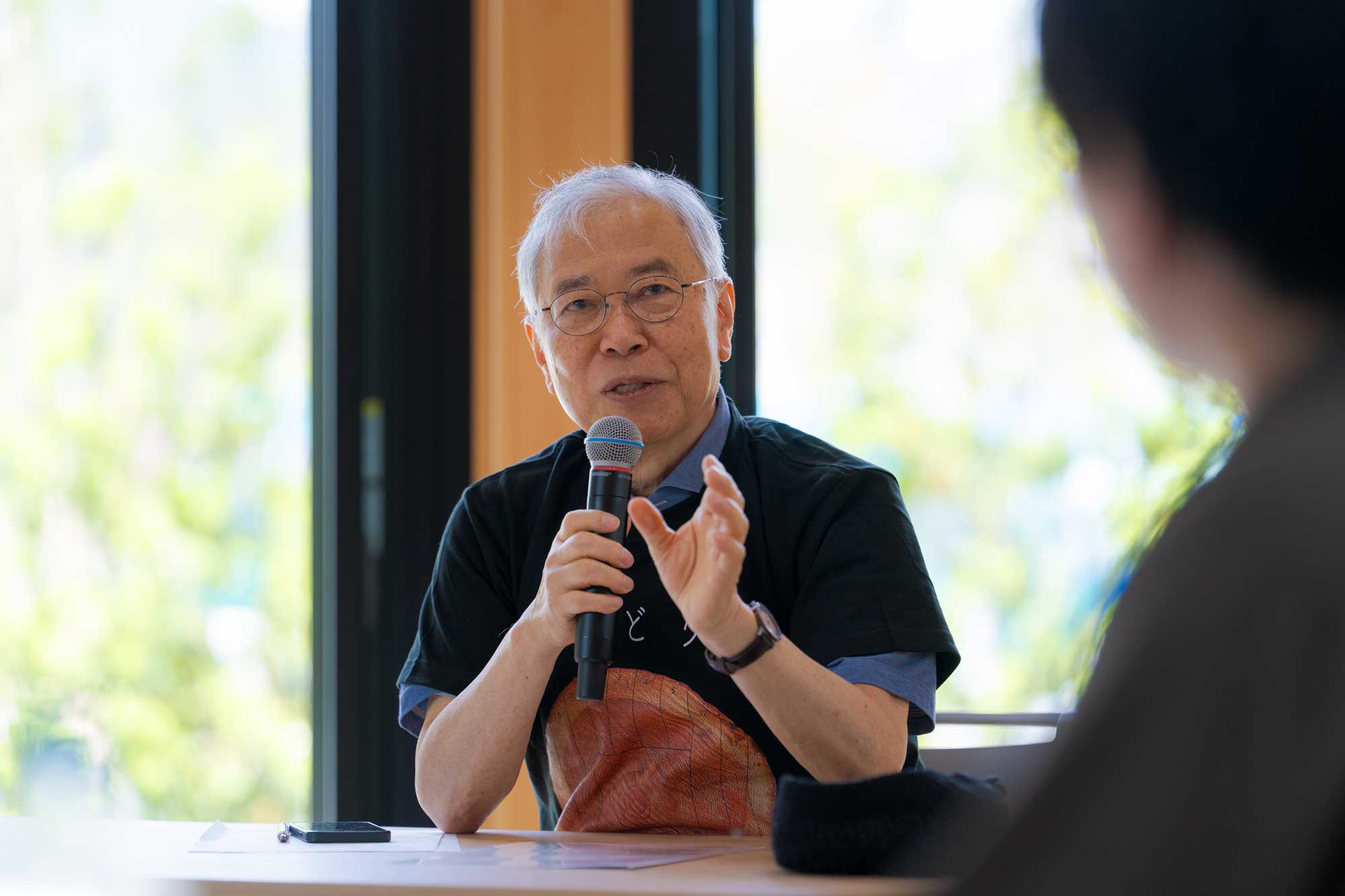真剣な表情で話される杉本洋文先生