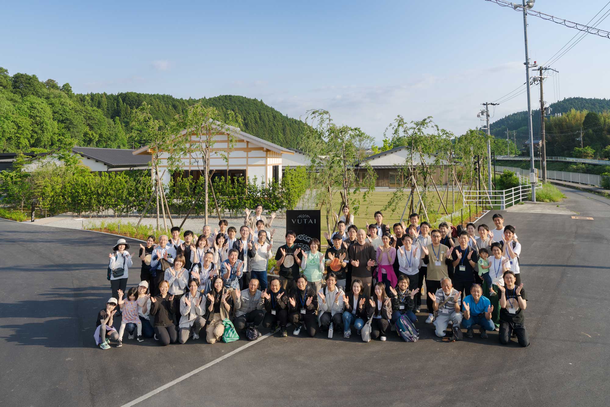 VUTAIの施設を背景に参加者全員での集合写真