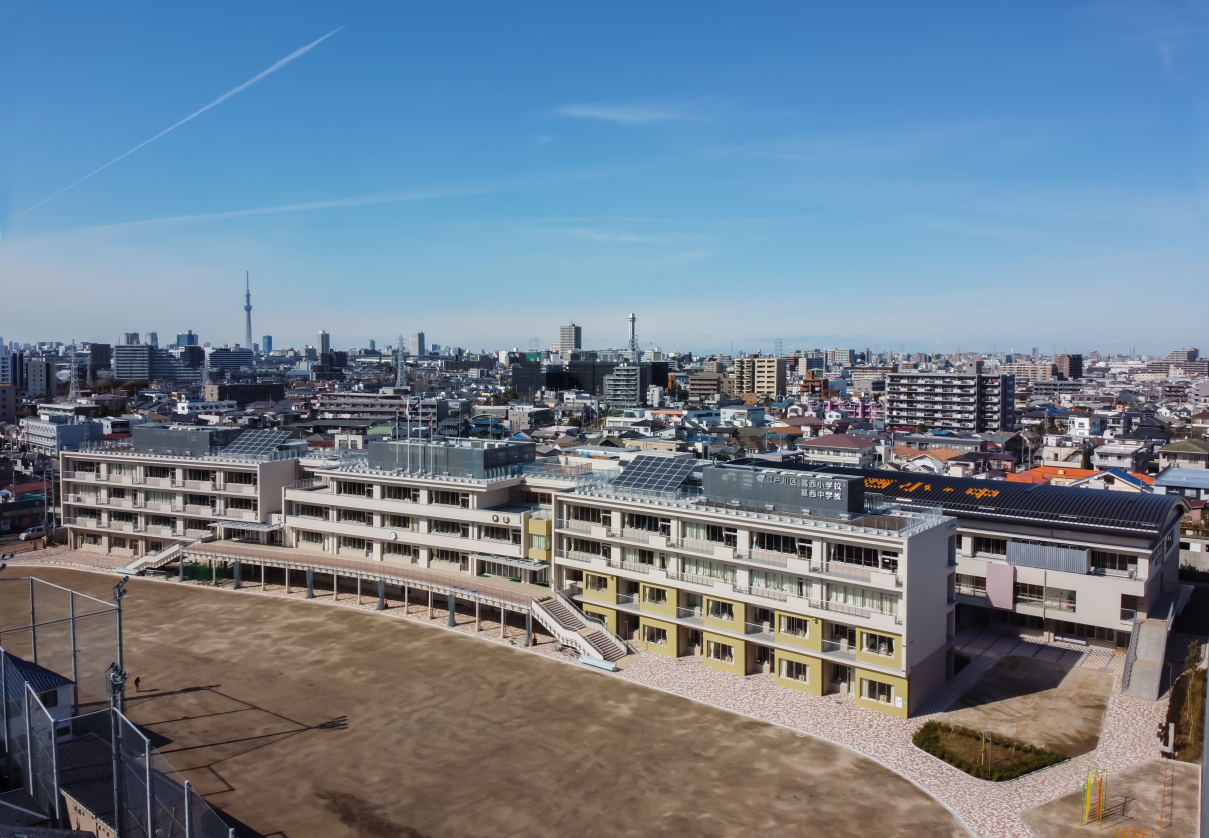 鳥瞰：東西に配置した校舎棟は３つのブロックに分節した外観デザイン。