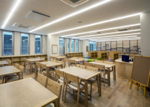 図書館 図書館は松陰ストリートに面し、木の温もりを感じるデザイン。